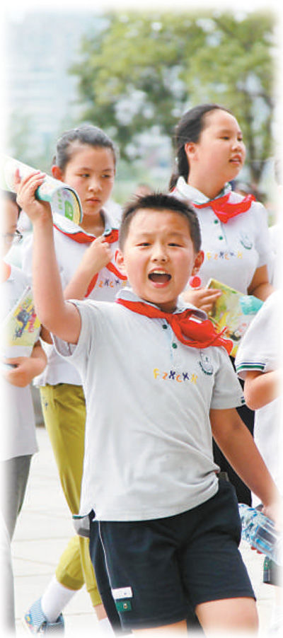 南京某小學(xué)學(xué)生在參加課外活動(dòng)。