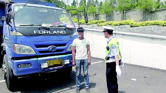 民警對(duì)持C1駕照駕駛大貨車(chē)、一年違法350余次的張某進(jìn)行批評(píng)教育。