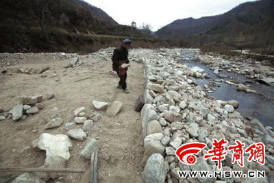 11月6日，93歲的鳳縣老人曾文財(cái)一吃完飯就又到河邊搬運(yùn)石頭加固河堤了
