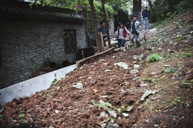 27日，天心區(qū)青山祠福王墓附近，小山坡被人開墾成梯田種菜?！　D/實習(xí)生蔣麗梅