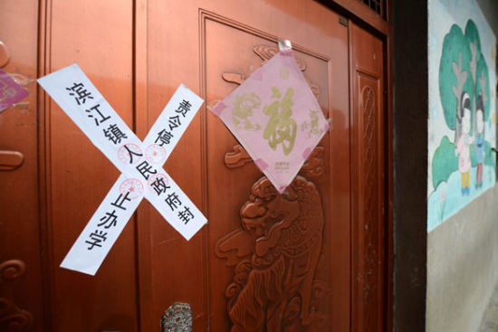 貴溪市濱江鎮(zhèn)春蕾幼兒園大門被貼上封條（2012年12月25日攝）。 攝影：新華社記者 周科