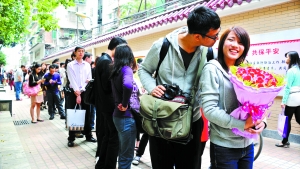 2011年11月11日，越秀區(qū)民政局，登記結(jié)婚的隊伍排了足有一百米長（資料圖片）?！∮浾唿S澄鋒攝