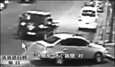 事發(fā)現(xiàn)場(chǎng)監(jiān)控錄像顯示，白圈內(nèi)的被害人老丁，正在牧馬人越野車(chē)旁收費(fèi)。 圖片來(lái)自電視截圖