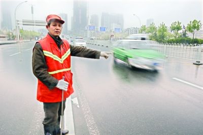 　肖慶旭師傅在事發(fā)地點(diǎn)講述經(jīng)過(guò)。記者李銳 攝