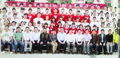 大家來(lái)找找，兩幅圖中有13人完全一致，你能找出來(lái)嗎？
