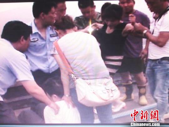 宗德宇緩緩靠近跳樓女子?！O程　攝