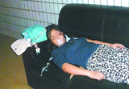 女子橫躺在沙發(fā)上口吐白沫。通訊員 康睿 記者 吳珊 攝