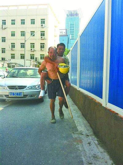 “謝謝，我們身上灰多，怕把車弄臟了”