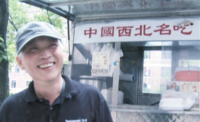 這是謝云峰在美國(guó)紐約街頭餐車(chē)前的視頻截圖。