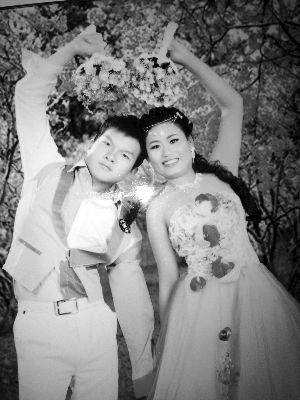 結(jié)婚照中的阿妮笑容燦爛，現(xiàn)實中，這對“跨國速成夫妻”還處在并不愉快的磨合過程中 本版均為資料圖片