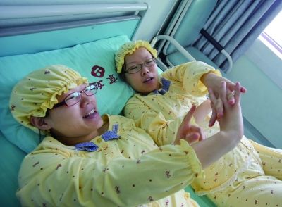 生完寶寶后姐妹倆在床上聊天。