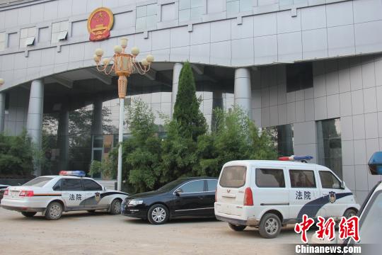 泊頭市人民法院院內(nèi)仍停有無牌制式警車，涉事人員與記者沖突地點(diǎn)僅距法院不足50米。穆玉良 攝