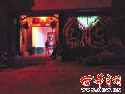 昨晚8時許，老人的大兒子的家正在辦喪事，屋外擺放著花圈 本報記者張超攝