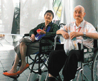 臺灣老夫妻“王爺爺”及“王奶奶”，雙雙失智，但兩人“即使遺忘了全世界，也不會忘了彼此”，片刻也不想分離，深厚情感令人感動。臺灣《聯(lián)合報》圖