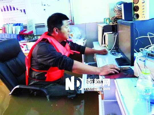 8月31日，黑龍江撫遠(yuǎn)氣象局人員在工作中，洪水已將椅座淹沒(méi)。圖片來(lái)源：中國(guó)氣象網(wǎng)