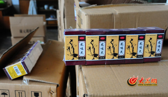 圖為民警現(xiàn)場被查獲的部分假藥。