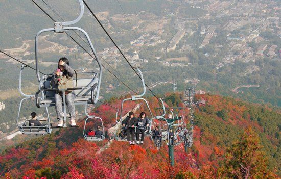 　香山公園“吊籃式”纜車除防護(hù)杠外，無其他防護(hù)措施。（資料圖）