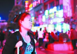 走在燈火闌珊的蘭州街頭，史女士迷茫無助。
