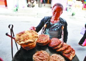手頭拮據(jù)，每天只能吃一頓飯。