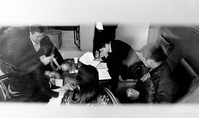 今天上午，喜隆多接待處內(nèi)，市場(chǎng)管理方與商戶核對(duì)租金和抵押金數(shù)目