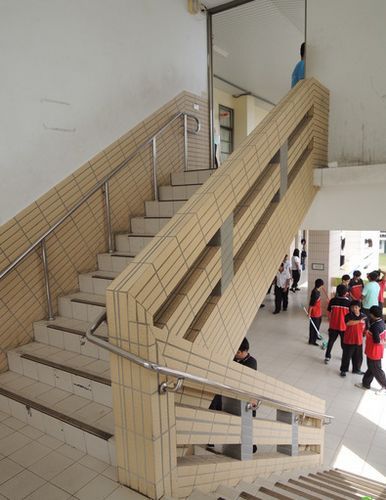 高職樓梯口傳出情殺，嚇壞一群學(xué)生。圖片來源：臺灣媒體