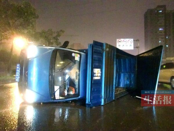 小貨車側(cè)翻現(xiàn)場。