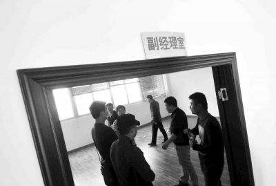  副經(jīng)理室裝修得相當(dāng)豪華，稱得上“土豪”級別