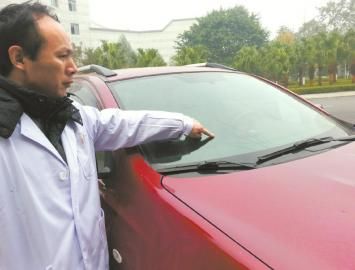 唐中山的車玻璃被醉酒男子砸壞。