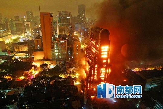 昨晚近7時(shí)，廣州越秀區(qū)起義路217號(hào)建業(yè)大廈發(fā)生火災(zāi)?；饎?shì)猛烈，將整棟大樓都燒了個(gè)通透。