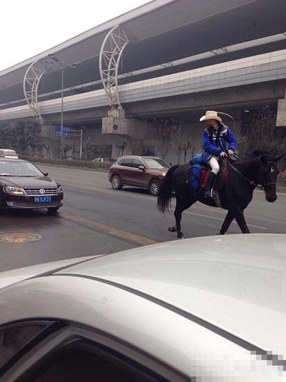 成都男子因買不到車票騎馬穿國(guó)道回家
