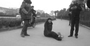 鄭大姐坐在地上，警方趕到進(jìn)行施救。（視頻截圖由警方提供）