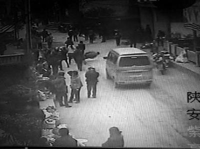 監(jiān)控錄像顯示，劉某側身行走時不慎跌倒，王某途經此處時將其扶起（圖中畫圈處） 通訊員 何春地 攝