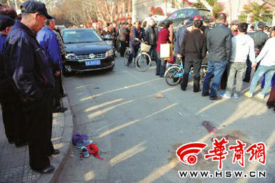 車禍現(xiàn)場的血跡被人用土覆蓋，旁邊則放著紅領(lǐng)巾、一雙童鞋和一頂帽子 本報記者 趙彬 攝