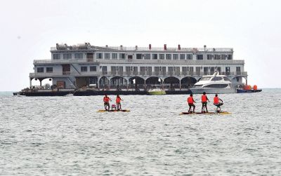 位于三亞市大東海附近海域的海上會(huì)所3月22日攝。新華社發(fā)