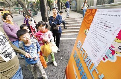 昨日，中華路小學(xué)貼出告示，提醒家長(zhǎng)不要相信傳言。