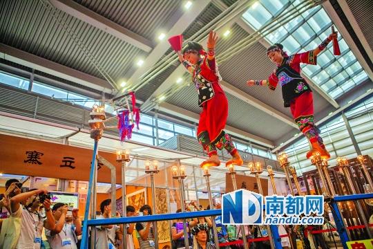 2號展館，苗族姑娘表演踩燈泡絕技《電光玫瑰》，赤腳踩上40瓦的燈泡并做出高難度動作。 南都記者 霍健斌 攝