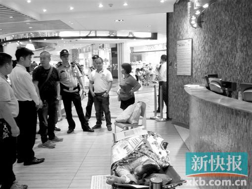 昨日，劉姐的行為引來眾人圍觀，警方再次到場進行調(diào)解。