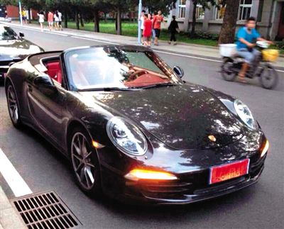 近日，一組“北體大畢業(yè)典禮豪車(chē)云集堪比車(chē)展”組圖在網(wǎng)絡(luò)爆紅。網(wǎng)絡(luò)截圖