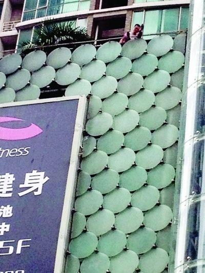 環(huán)亞廣場5樓露臺上，有一男子揚言跳樓。