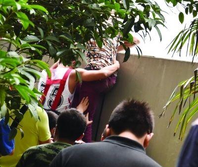 2小時后，該包工頭終于被抱下來了。