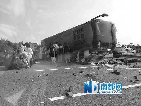 現(xiàn)場大客車側(cè)翻，玻璃碎落一地，車身卡在路邊水泥護欄上。 目擊者供圖