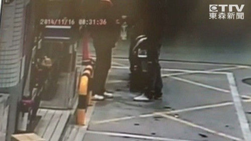 監(jiān)視器拍下男子騎車到加油站買由。圖自東森新聞