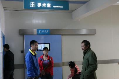 宇宇的父母和爺爺一直守候在手術(shù)室外。