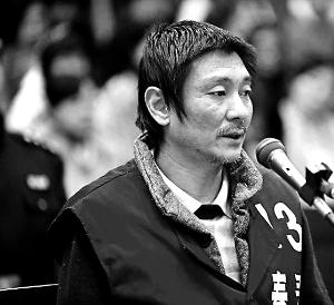 庭審時(shí)，鄭東稱自己想隨女兒一起去，請求法院判他死刑立即執(zhí)行