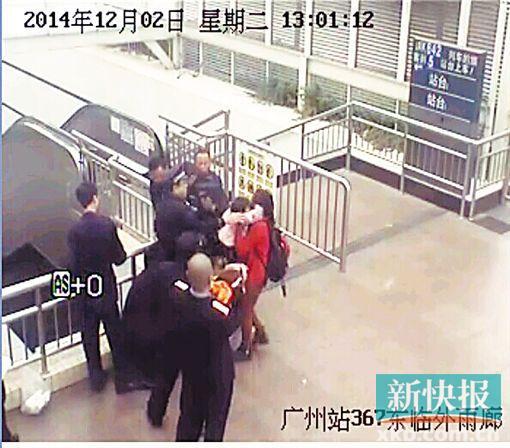 民警果斷將孩子救下,并控制跳樓男子。 通訊員圖(視頻截圖)