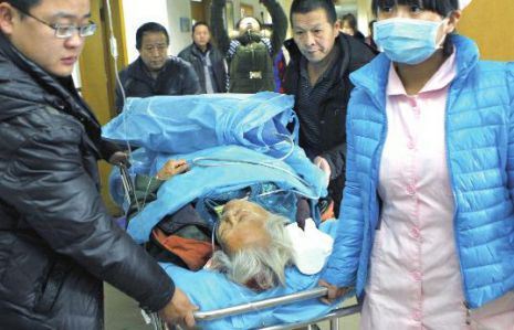 排隊領免費白菜，86歲老太摔倒顱內出血。