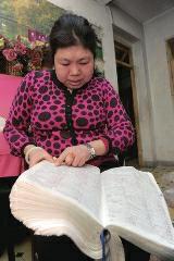 背單詞，是很多學(xué)生學(xué)習(xí)英語時最頭疼的事兒，而西安51歲大學(xué)英語老師李艷芝在兩年內(nèi)背完《英漢大詞典》22萬個英語詞匯，學(xué)生稱贊其為一本活的《英漢大詞典》；兒子自小患有自閉癥，生活不能自理，20年前又與丈夫離婚，面對生活的不幸，她秉承“你必須一直向前”的信念。