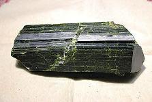 近日，商南縣奇石愛好者潘某在青山鎮(zhèn)鐵礦開采區(qū)發(fā)現(xiàn)一塊疑似綠簾石，有待相關專家和權(quán)威機構(gòu)認定。