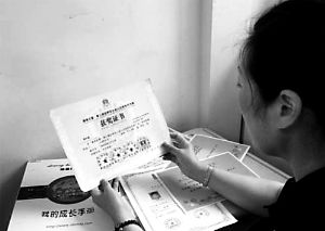 思念小寶的時(shí)候，李女士就一遍遍整理孩子留在家里的物品。