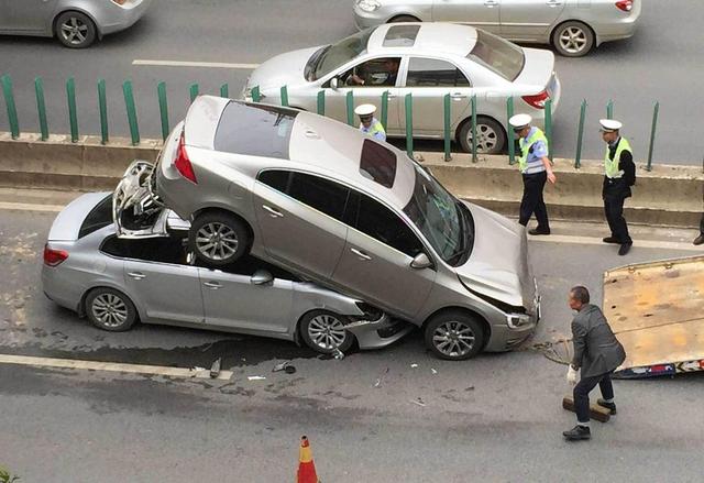 交警正在將兩車分開。